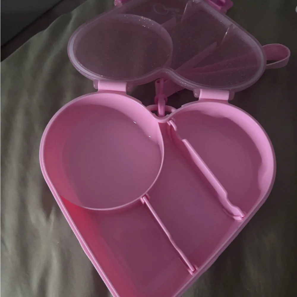 Paris Hilton Pink Heart-Shaped snackle box - Picture 3 of 3